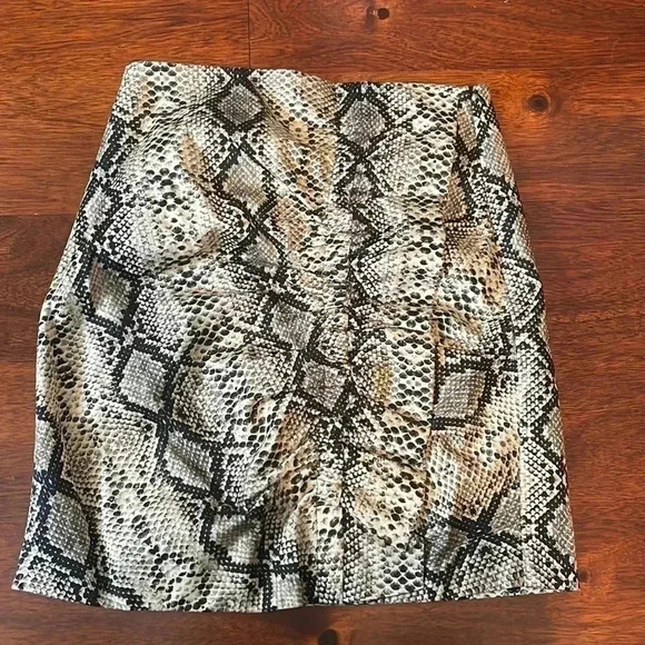 Zara NWOT reptile print mini skirt - Picture 2 of 5